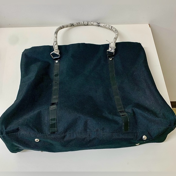 DSW Faux Snakeskin Handled 3 Compartment Zippered Weekend Overnight Tote Bag - Picture 10 of 16